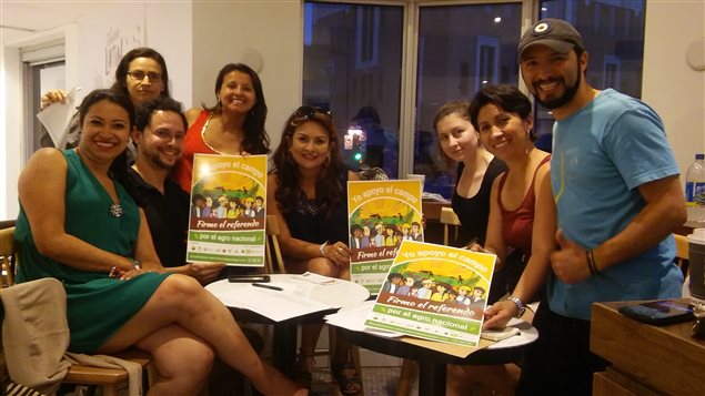 Recogiendo firmas de apoyo al referendo por el agro en Montreal.