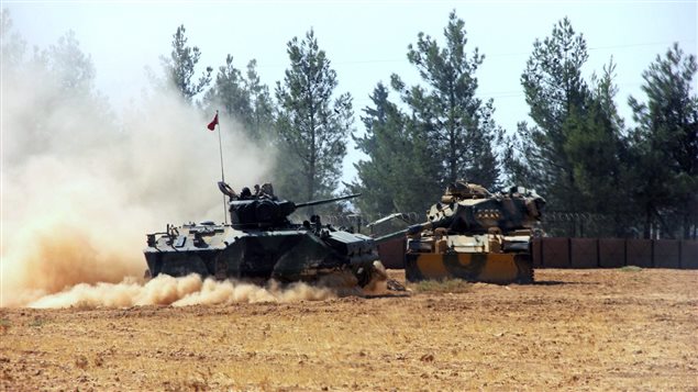 Efectivos militares turcos se desplazan en Carquemís, en la frontrea con Siria