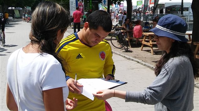 Recogiendo firmas en Montreal.