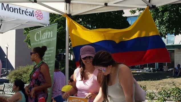 Recogiendo firmas de apoyo al referendo por el agro en Montreal.