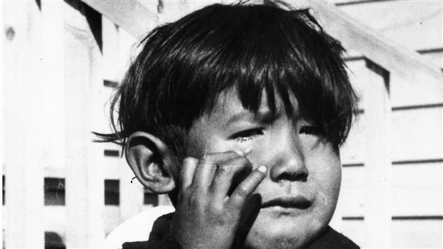 Un jeune Autochtone en pleurs
