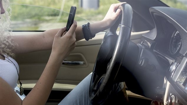 Prestar atención a nuestro teléfono mientras conducimos puede tener consecuencias trágicas.