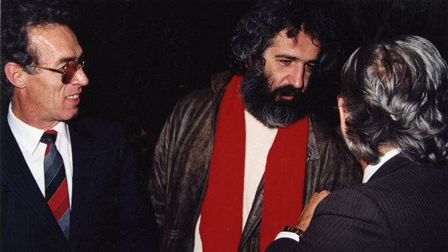 أندريه ميلانسون (وسط الصورة) خلال تقديم فيلمه "Bach et Bottine" في مهرجان السينما الدولي في أبيتيبي – تيمسيكامينغ في مقاطعة كيبيك عام 1986.