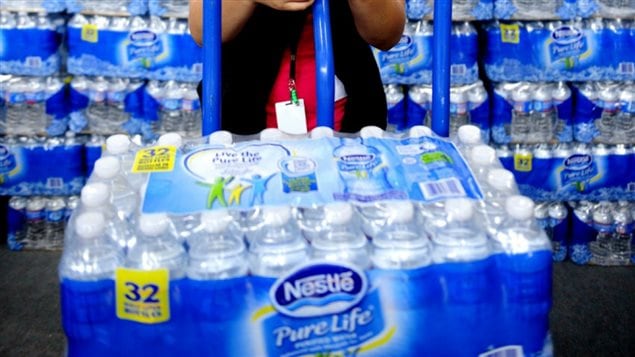 Des bouteilles d'eau de la compagnie Nestlé Des bouteilles d'eau de la compagnie Nestlé