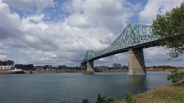 Le pont Jacques-Cartier avec vue sur Montréal. Le pont Jacques-Cartier avec vue sur Montréal.