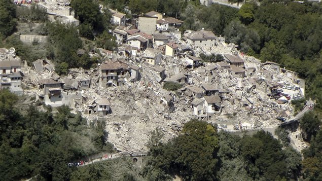 La destrucción es casi total en algunas de las áreas afectadas por el sismo.
