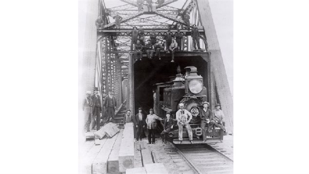 Photo showing the truss structure being built around the iron tube. To prevent interruption of traffic, the tube was dismantled only after the truss was completed.