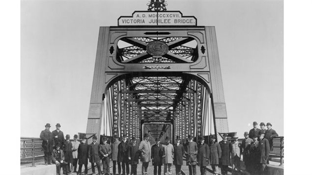 Gathering of seemingly important people, possibly shortly after the rededication of the bridge as the the Victoria Jubilee Bridge n 1897