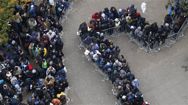 Prolongadas esperas fuera de las oficinas de migración en Berlín.