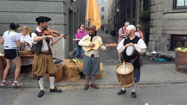 Los músicos formaban parte de la escena callejera cotidiana.