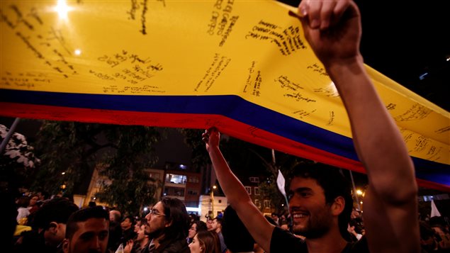 La población colombiana dio la bienvenida al acuerdo entre gobierno y rebeldes.