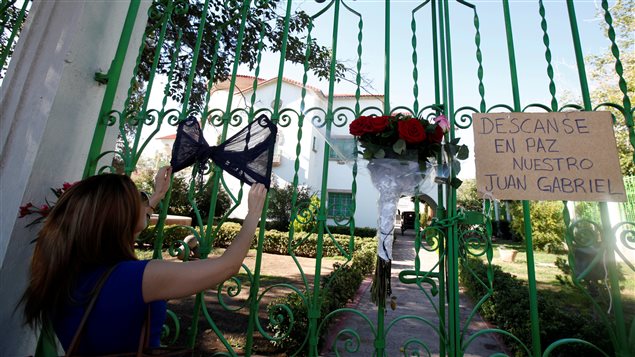 Seguidores realizan sus ofrendas frente a la casa del artista fallecido.