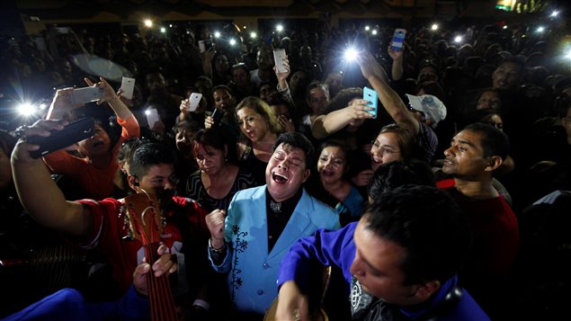 Tras conocer la noticia, seguidores de Juan Gabriel se congregaron para homenajearlo entonando sus cancionesl