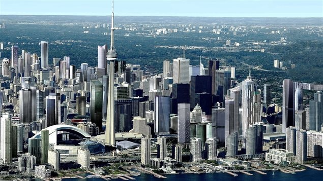 Toronto, la plus grande ville du Canada, se situe dans le sud-est de notre pays et c’est la cinquième ville la plus peuplée en Amérique du Nord avec une aire métropolitaine qui compte plus de 6 millions et demi d’habitants. C’est une des plus importantes places financières dans le monde qui vient au septième rang au monde sur le plan de la capitalisation boursière.