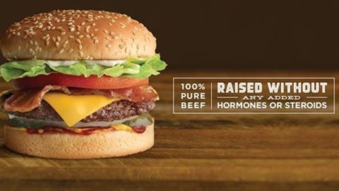 Le nouveau hamburger 100 % sans hormones ou stéroïdes de la chaîne de restauration rapide A&W.