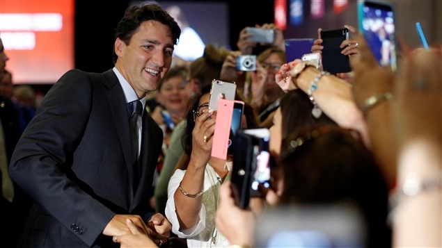 Fiel a su tradición, Justin Trudeau se presta complaciente a la toma de autofotos. 