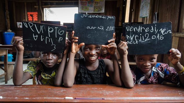 Agathe (8 años), Rosine (11 años) y Lucresse (7 años) presentan su pizarra en la que escribieron la fecha (viernes primero de abril 2016). Estas 3 niñas no sabían ni leer ni escribir y comenzaron a estudiar gracias al proyecto Assovie.