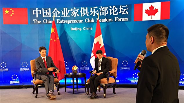 رئيس الحكومة الكندية، جوستان ترودو (إلى اليسار)، ورئيس نادي أصحاب الأعمال الصينيين، جاك ما، يستمعان إلى سؤال من أحد المشاركين في لقاء مع أصحاب الأعمال في بكين في 30 آب (أغسطس) 2016