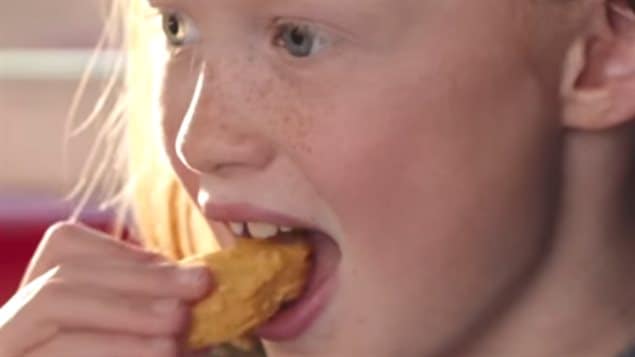 Une scène d’une bande-annonce à la télévision faisant la promotion des nouvelles bouchées de poulet McNuggets sans agent de conservation. Le narrateur dit: «Nous voulons tous ce qu’il y a de mieux pour nos enfants.» (McDonalds)