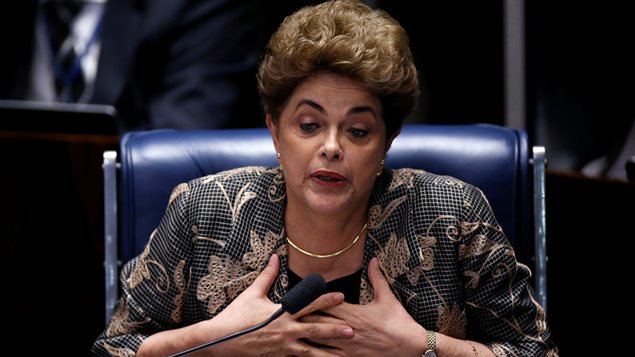 Dilma Rousseff durante la sesión senatorial previa a la decisión de los senadores sobre su destitución