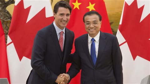 Le premier ministre chinois Li Keqiang serre la main au premier ministre canadien Justin Trudeau suite à une conférence au Grand Palais du Peuple à Beijing.