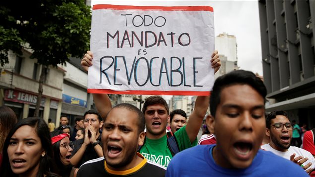 Manifestantes en favor del proceso revocatorio contra Nicolás Maduro en las calles de Venezuela
