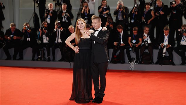 Amy Adams y Jeremy Renner, estrellas de « Arrival », de Denis Villeneuve, ante los fotógrafos en Venecia.