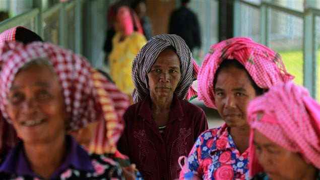 نساء كمبوديّات يدخلن قاعة المحكمة التي تنظر في قضايا زواج قسري واغتصاب في ظلّ حكم الخمير الحمر
