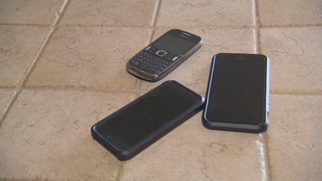 Keith Tauro警官使用不同的电话与骗子周旋