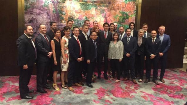 37 jeunes de différentes provinces du Canada aux côtés du premier ministre du Canada, Justin Trudeau, en Chine