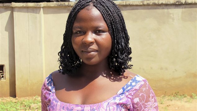 حجّة (19 عاما) التي خطفتها حركة بوكو حرام في نيجيريا تتحدّث إلى الصحافيّين في ابوجا عن معاناتها خلال الأسر