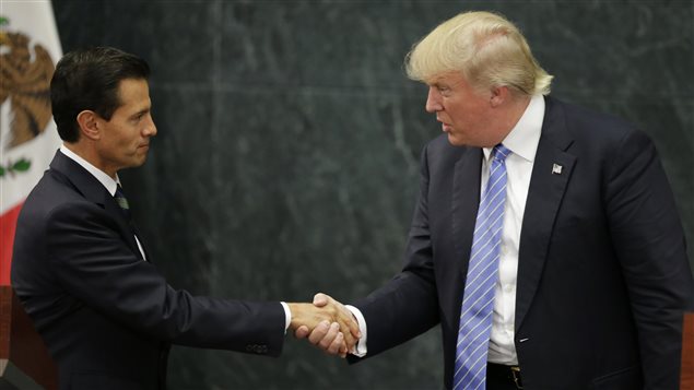 Le président mexicain Enrique Peña Nieto et le candidat républicain à la présidentielle américaine Donald Trump se serrent la main, le 31 août 2016.