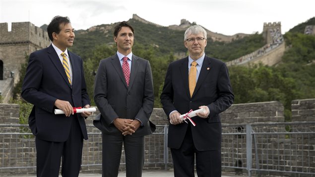 Justin Trudeau (centro) acompañado por el embajador de China en Ottawa, Luo Zhaohui (izq), y del embajador de Canadá en Pekín, Guy Saint-Jacques, en la Gran Muralla de China.