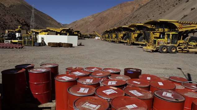 Maquinaria de minería y barriles de químicos en las instalaciones del proyecto Pascua Lama de Barrick Gold Corp