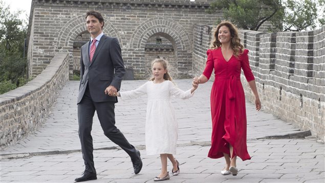 رئيس الحكومة الكندية جوستان ترودو وزوجته صوفي غريغوار وابنتهما إيلّا غريس يسيرون على سور الصين العظيم في الأول من أيلول (سبتمبر) 2016