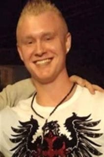 尼克的哥哥布兰顿半年前死于芬太尼过量