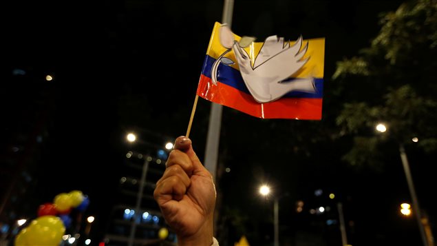 La mayoría de los colombianos votaría a favor, aunque parte de la población se opone al acuerdo.