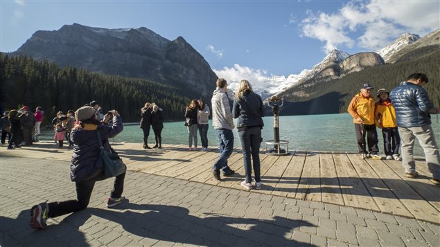 Des touristes immortalisent leur passage au lac Louise, en Alberta.