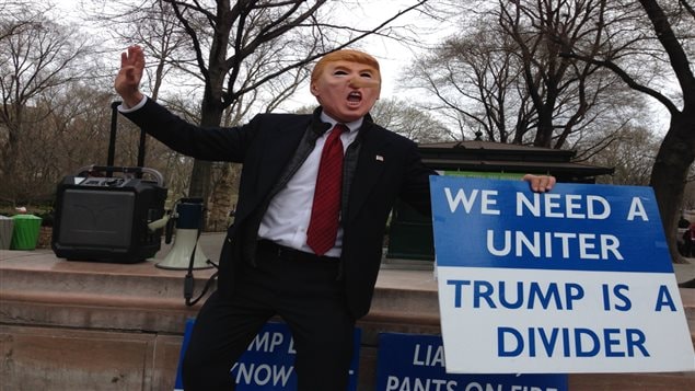 Un manifestant anti-Trump