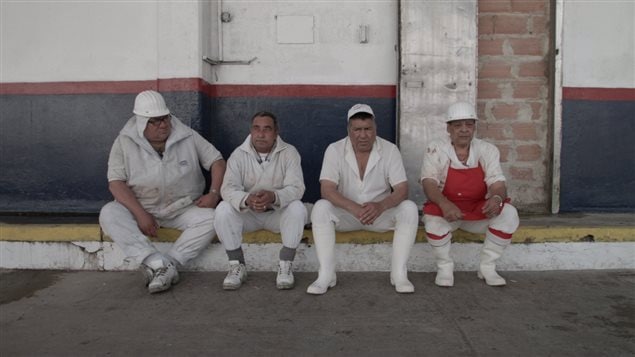 La película cuenta una parte de la historia política y económica de una país.