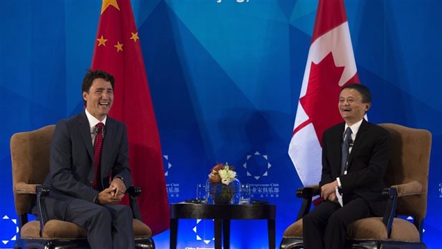 رئيس الحكومة الكندية، جوستان ترودو (إلى اليسار)، ورئيس نادي أصحاب الأعمال الصينيين، جاك ما، في لقاء مع أصحاب الأعمال في بكين في 30 آب (أغسطس) الفائت في إطار الزيارة الرسمية التي قام بها ترودو إلى الصين
