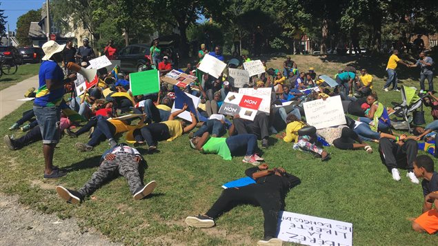 Des Gabonais manifestent devant l’ambassade du Gabon à Ottawa.