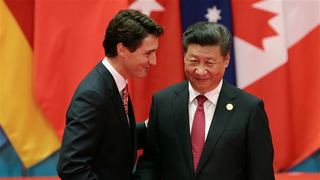 الرئيس الصيني شي جينبينغ (إلى اليمين) مع ضيفه رئيس الحكومة الكندية جوستان ترودو في أيلول (سبتمبر) 2016.