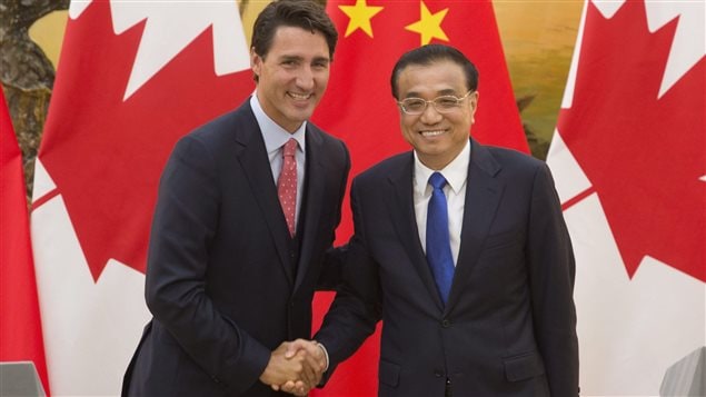 مصافحة بين رئيس الحكومة الصينية لي كيكيانغ (إلى اليمين) وضيفه رئيس الحكومة الكندية جوستان ترودو في 31 آب (أغسطس) 2016 في قصر الشعب في بكين