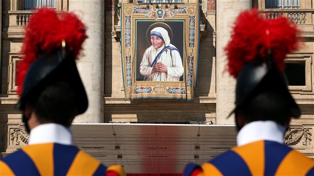 El retrato de la Madre Teresa en la plaza San Pedro en el Vaticano
