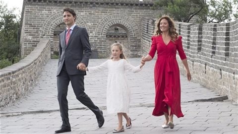 Justin Trudeau, son épouse Sophie Grégoire-Trudeau et leur fille Ella-Grace sur la grande muraille de Chine. PHOTO : ADRIAN WYLD