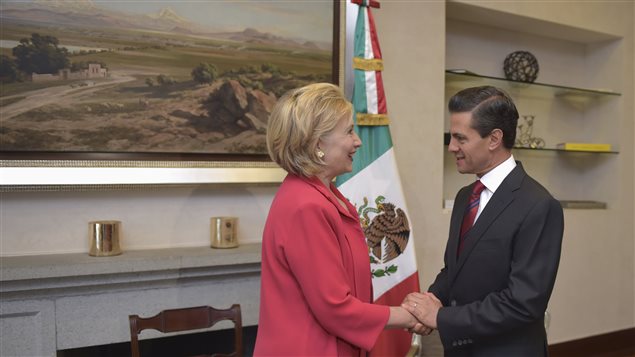 Presidente mexicano Enrique Peña Nieto y candidata demócrata a la presidencia de EEUU Hillary Clinton reunidos en 2014 (Archivos)