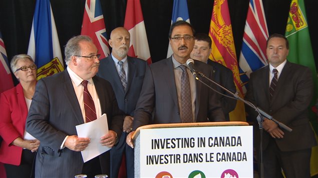 Le ministre fédéral des Infrastructures Amarjeet Sohi (à droite) et le ministre albertain des Infrastructures Brian Mason (à gauche).