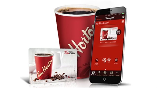 Une carte Tim Hortons, une tasse et l'application pour téléphone intelligent. Une carte Tim Hortons, une tasse et l'application pour téléphone intelligent.