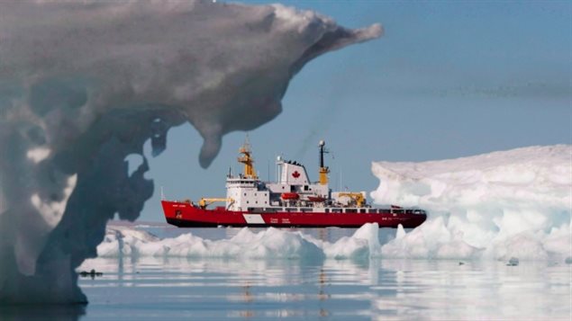 Guardacostas rompehielos canadiense Henry Larsen en Allen Bay, Nunavut.